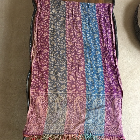 Beautiful scarf - Picture 2 of 2